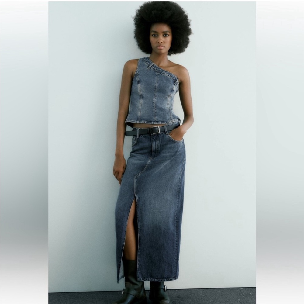 ZARA TRF LONG DENIM SKIRT
NAVY BLUE. SIZE SMALL